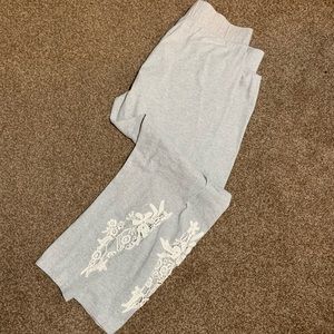 Gray cotton leggings with crochet detail